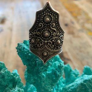 Free people ring adjustable but fits a 7 now preowned